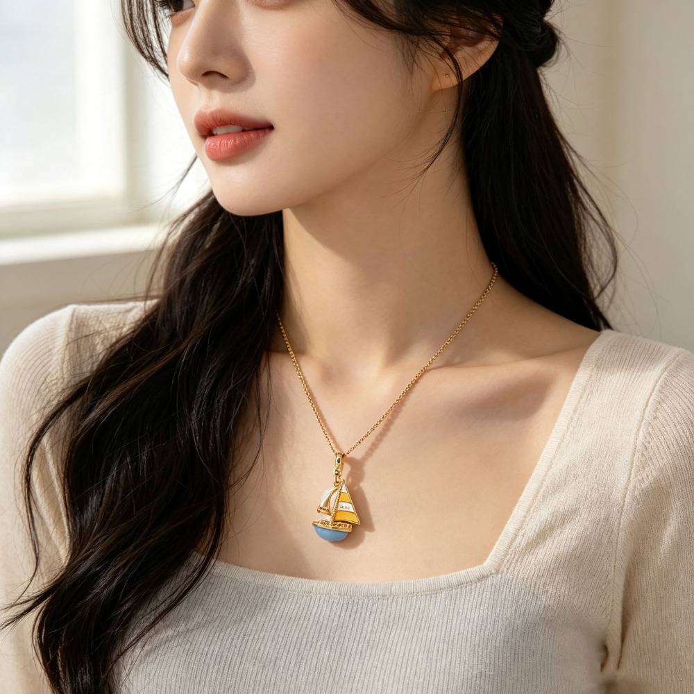 Colar com pingente de barco à  - Initial Letter Necklace 18K Gold avaliação e preço